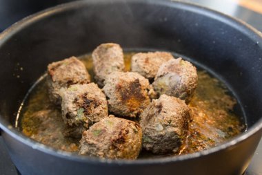 Bir mutfakta köfte yapma