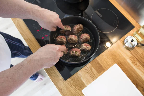 Hacer Albóndigas Una Cocina — Foto de Stock