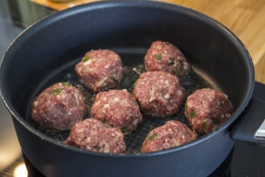 Bir mutfakta köfte yapma