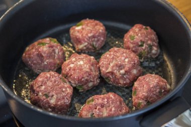 Bir mutfakta köfte yapma