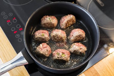 Bir mutfakta köfte yapma