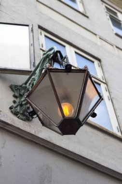 Sokakta modern ışıklar