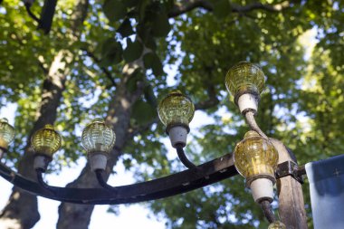 Sokakta modern ışıklar