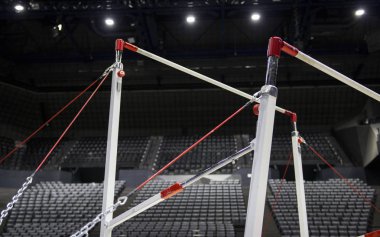Paris'te bir jimnastik arenada jimnastik donanımları