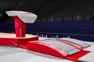 Paris'te bir jimnastik arenada jimnastik donanımları