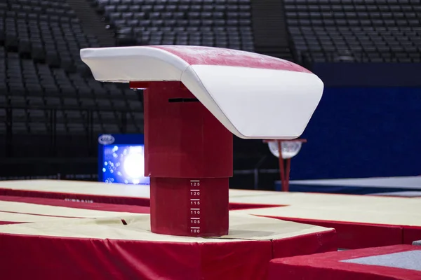Paris'te bir jimnastik arenada jimnastik donanımları