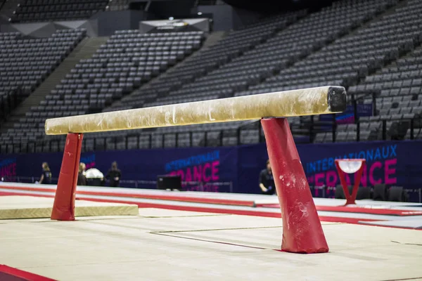 Paris'te bir jimnastik arenada jimnastik donanımları