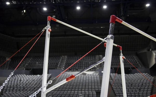 Paris'te bir jimnastik arenada jimnastik donanımları