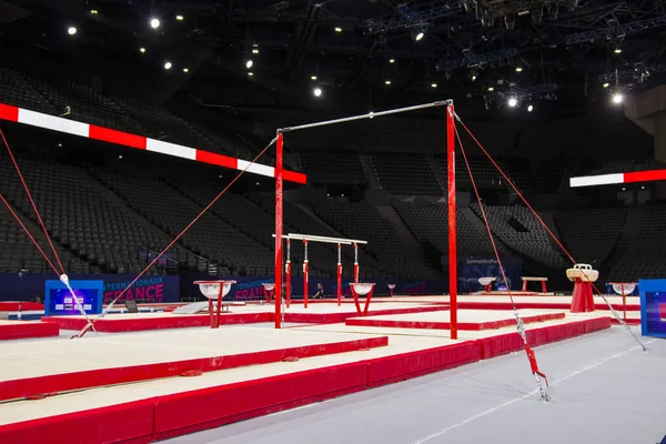 Paris'te bir jimnastik arenada jimnastik donanımları