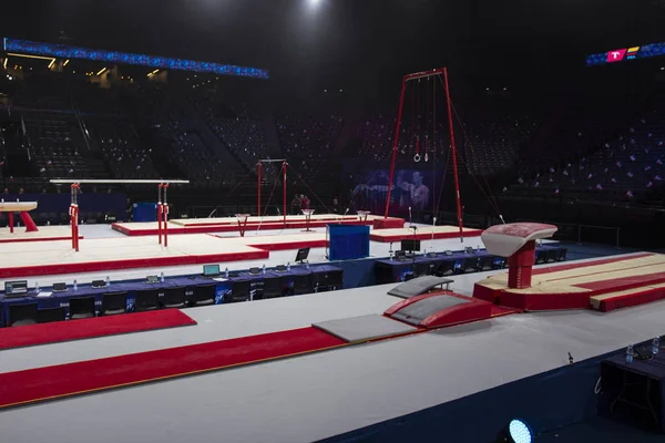 Paris'te bir jimnastik arenada jimnastik donanımları