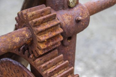 Eski paslı demir bir atölye 