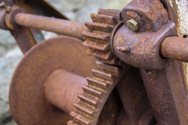 Eski paslı demir bir atölye 