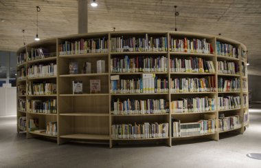 Faroe Adaları'nda bir üniversitede Halk Kütüphanesi 