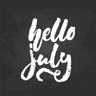 Merhaba, Temmuz - el Siyah kara tahta arka plan üzerinde izole ifade yazı mevsim tatil çekilmiş. Eğlenceli fırça mürekkep vektör çizim afiş, tebrik kartı, afiş tasarımı için.