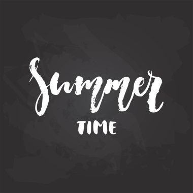 Yaz saati - el ifade yazı mevsim tatil çekilmiş siyah kara tahta arka plan üzerinde izole. Eğlenceli fırça mürekkep vektör çizim afiş, tebrik kartı, afiş tasarımı için.