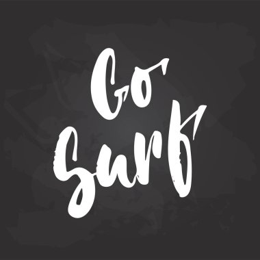Git surf - el Siyah kara tahta arka plan üzerinde izole ifade yazı mevsim tatil çekilmiş. Eğlenceli fırça mürekkep vektör çizim afiş, tebrik kartı, afiş tasarımı için.