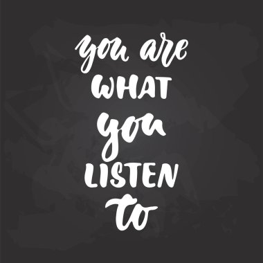 -Dinle çoğu siyah kara tahta arka plan üzerinde izole el çekilmiş müzikal harflerle ifade. Afiş, poster tasarımı, Fotoğraf bindirmeleri için eğlenceli fırça tebeşir vektör alıntı.