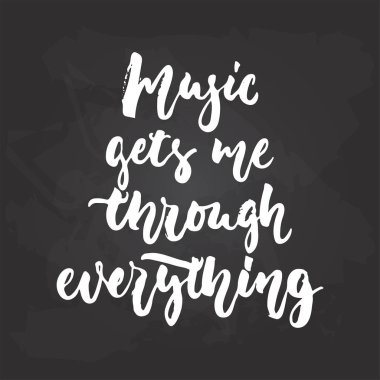 Müzik bana her şeyi - siyah kara tahta arka plan üzerinde izole elle çizilmiş müzik yazı ifade yoluyla alır. Afiş, poster tasarımı, Fotoğraf bindirmeleri için eğlenceli fırça tebeşir vektör alıntı.