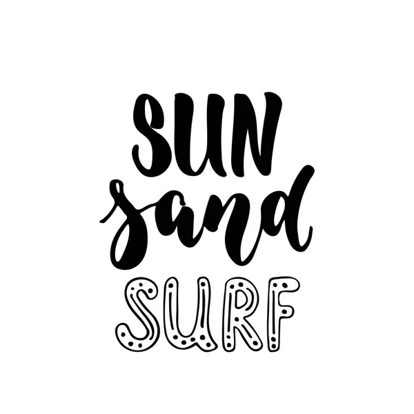 Sun Sand Surf - hand dras positiva sommaren bokstäver fras isolerat på den vita bakgrunden. Kul borste bläck vektor offert för banners, gratulationskort, affisch design, Foto överlägg. — Stock vektor