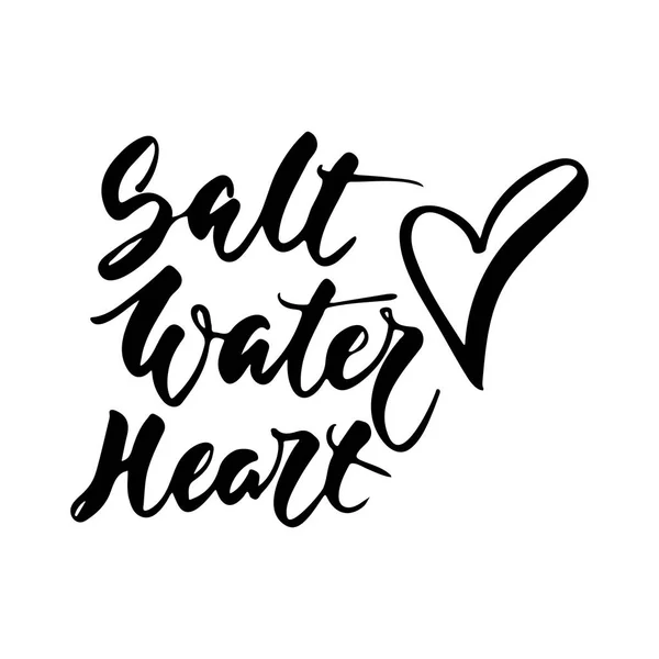 Corazón de agua salada - frase positiva de letras de verano dibujada a mano aislada sobre el fondo blanco. Cita vectorial de tinta de cepillo divertido para pancartas, tarjeta de felicitación, diseño de póster, superposiciones de fotos . — Archivo Imágenes Vectoriales