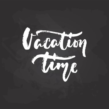 Tatil zamanı - beyaz arka plan üzerinde izole harflerle ifade çizilmiş yaz mevsim tatil el. Eğlenceli fırça mürekkep vektör çizim afiş, tebrik kartı, afiş tasarımı için.