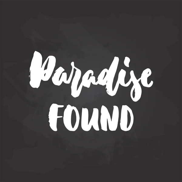 Paradise found - ručně tažené letní sezóny dovolenou nápis fráze izolovaných na bílém pozadí. Zábava stopy inkoustu vektorové ilustrace pro bannery, přání, návrh plakátu. — Stockový vektor