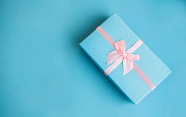 Fiesta festiva de Año Nuevo y Navidad fondo azul con caja de regalo. Concepto de carnaval, cumpleaños, fiesta. Acostado. Vista superior . — Foto de Stock