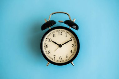 Şenlikli tatil yeni yıl ve Noel mavi arka plan ile çalar saat. Düz yatıyordu. Üstten görünüm.