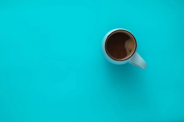 Чашка кофе на синем фоне. Зимний комфорт, утренний кофе, теплый посреди холода. Вид сверху. Плоский лежал . — стоковое фото
