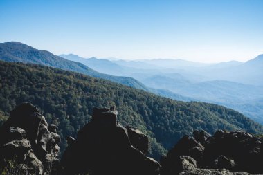Beyaz sis Dağları ile güzel mavi manzara.