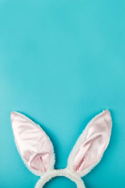 Mavi bir arka plan üzerinde Paskalya dekorasyon tavşan kulakları. Dekorlu şenlikli arka plan.