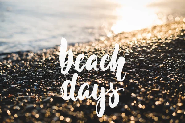 Beach Days-handritade positiva semester bokstäver fras på stranden havet eller havet bakgrund. Kul pensel bläck offert för sommar banners, gratulationskort, affisch design, fest inbjudan. — Stockfoto