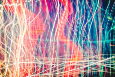 Soyut parlak bulanık neon eğilim arka plan, çok renkli çizgiler. Hız ışık Demeti gece trafiği ve ışıklar.