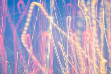 Soyut parlak bulanık neon eğilim arka plan, çok renkli çizgiler. Hız ışık Demeti gece trafiği ve ışıklar.