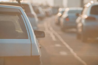 Yoğun trafikte yolda gün batımında bilinmeyen bir arabanın arkası.
