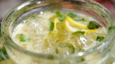 Yakın çekim limonata, mohito, nane ve buzlu limonata. Yaz sıcağında susuzluğu giderme kavramı.