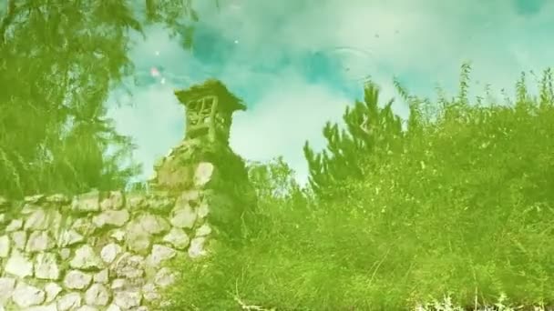 Riflessione della colonna recinzione in stile orientale, alberi e cielo blu con nuvole in acqua verde . — Video Stock