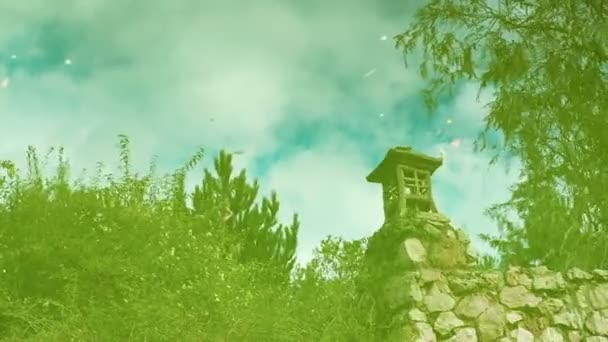 Reflectie van hek kolom in oosterse stijl, bomen en blauwe hemel met wolken in groen water. — Stockvideo