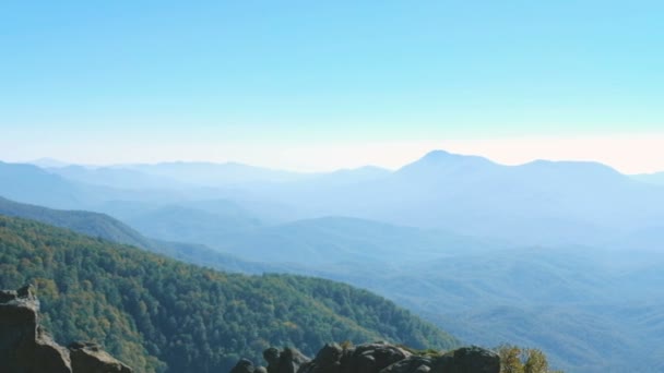 Paisaje de montaña. En la distancia, crestas de montañas se pueden ver a través de la neblina. En primer plano están las piedras . — Vídeos de Stock