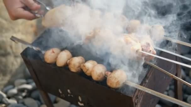 O processo de fritar kebabs shish de frango e cogumelos na velha grelha . — Vídeo de Stock