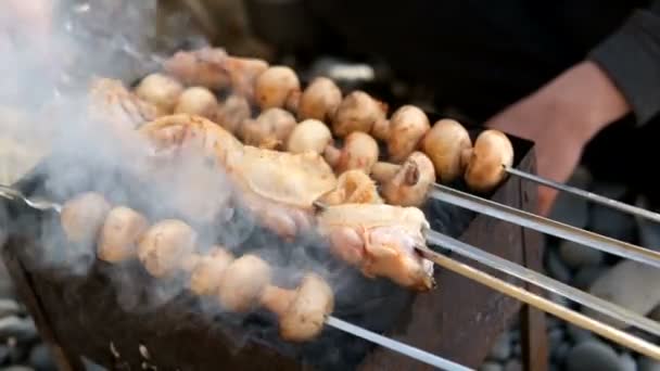 Процесс жарки шашлыков курицы и грибов на старом гриле . — стоковое видео