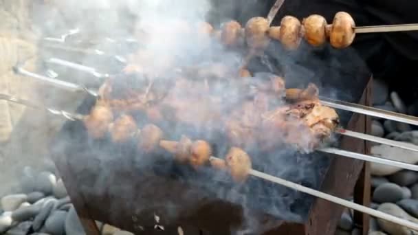 Processen med stegning shish kebab af kylling og svampe på den gamle grill . – Stock-video