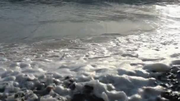 Při západu slunce se vlny kutálet na břeh moře nebo na oceán. Zpomaleně. — Stock video