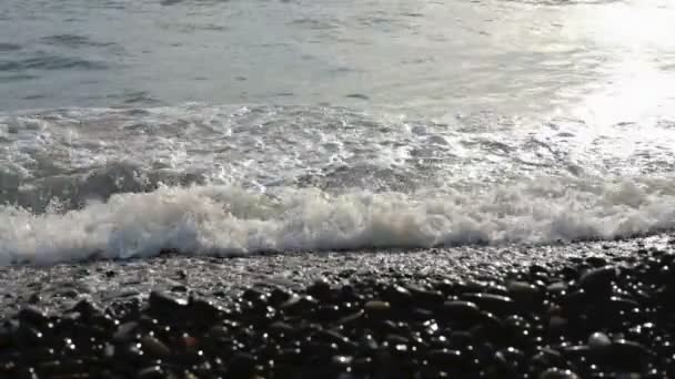 Při západu slunce se vlny kutálet na břeh moře nebo na oceán. Zpomaleně. — Stock video