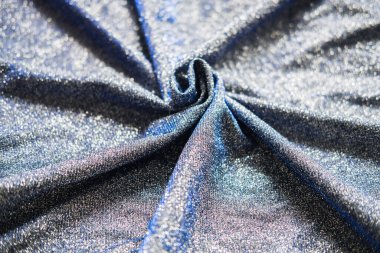 Parlak kumaş dokusu. Gümüş ışıl ışıl arka plan. Gösterişli bir parti için parıltılı metalik kıyafetler, kutlama. Yakın plan..