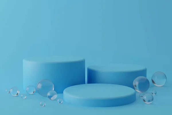 Tři válcové geometrické mokups pódia na jasně modrém pozadí s kulatými skleněnými kuličkami na podlaze. Minimalistický módní styl pro reklamu na kosmetiku. 3D vykreslení ilustrace. — Stock fotografie