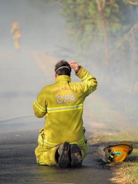 Melbourne, Avustralya - 13 Nisan 2018: Savaşçı bir banliyö bölgesi Knox City Melbourne Doğu bush yangında, bitkin ateş.