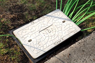 Melbourne, Avustralya - 14 Mayıs 2018: Çukur Nbn kelime markası fiber optik kablolar ile girip görüntüleme Beton adam deliği kapağı ile