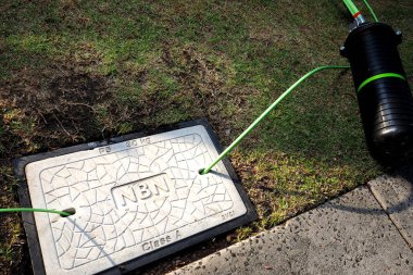 Melbourne, Avustralya - 14 Mayıs 2018: Çukur bir beton adam deliği kapağı ve dışarı Nbn kelime markası fiber optik kablolar ile görüntüleme ve bir kubbe kapatma