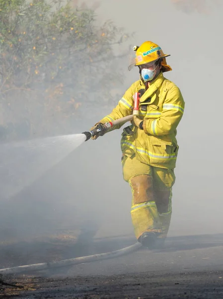 ノックス都市メルボルンの郊外地域は 東に山火事でホースでメルボルン オーストラリア 2018 消防士 — ストック写真
